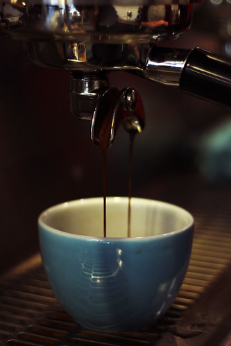 Flat White Pouring | by 6/8kafe