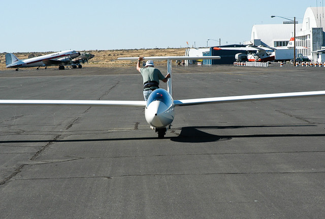 Late-breaking news: Man moves glider by muscle power alone! Story at 11.... 20030927_029