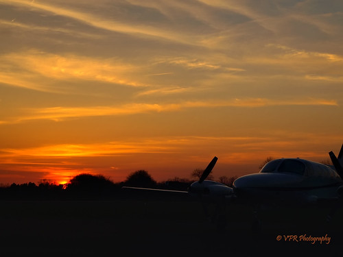 sunset tarmac airport twilight ramp contrail tn tennessee springfield contrails cessna goldeneagle airfield m91 robertsoncounty cessna421 n5874c