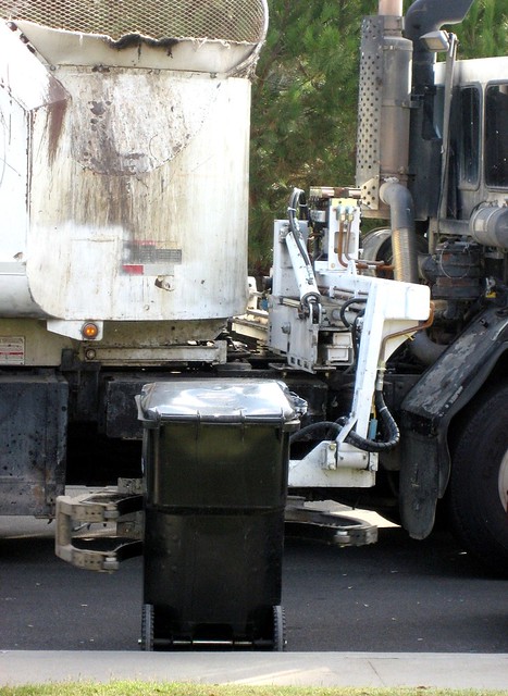 Garbage Truck Can Dumping Claw
