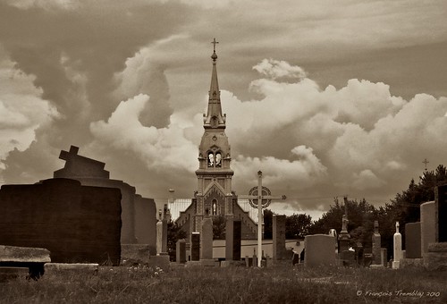 blackandwhite cloud church église sépia cimetière cimetary sepai