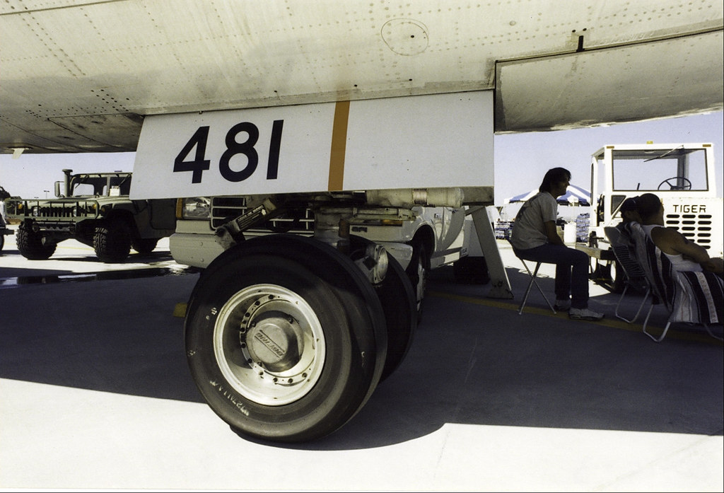 Nose wheels, from side, FedEx 727-200, Travis AFB, 2000