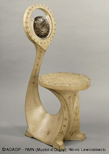 Chaise Cobra, Carlo Bugatti, 1902 : Une chaise de forme étrange sans accoudoirs.