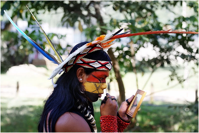 IMG_1747 Indio Pataxo se enfeitando  na Festival Nacional da Cultura Indígena
