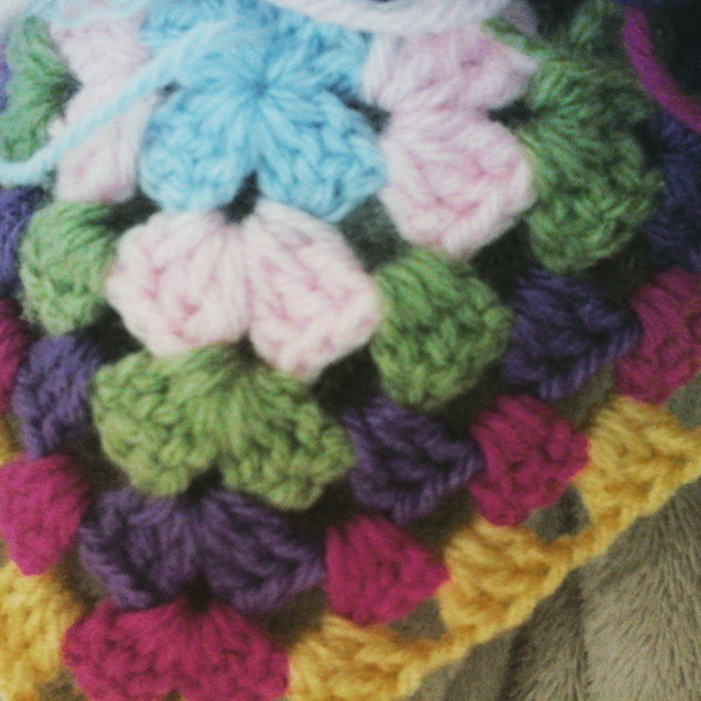 Frio + crochê  + filminho + filhotinha = ❤❤❤❤ #bunicachica #crochet  #square #quadradinhodecroche  #sabadoanoite