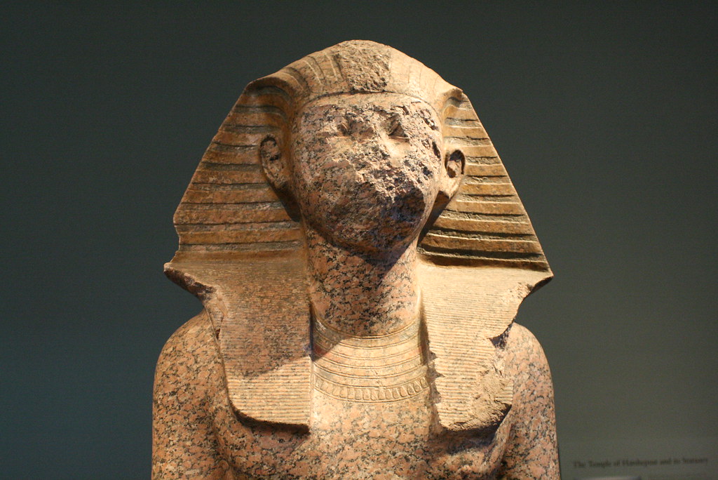 Фараон на букву т. Фараон Хатшепсут. Хатшепсут женщина-фараон. Статуя Хатшепсут. Зуб Хатшепсут.