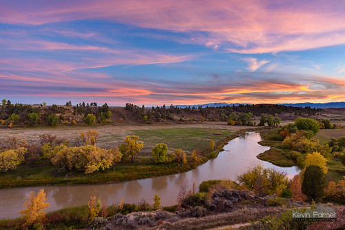 welchrecreationarea welchranch blm sheridan wyoming fall autumn september nikond750 tamron2470mmf28 color colorful gold golden yellow leaves foliage trees tongueriver water flowing evening sunset pink orange clouds dusk scenic view bighornmountains cloudpeak blacktoothmountain snow snowcapped
