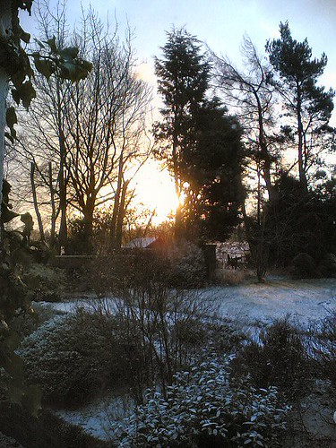 uk snow sunrise garden geotagged scotland nokia personal 6630 law nokia6630 throughawindow lanarkshire geotoolyuancc geolat55744021 geolon3878762