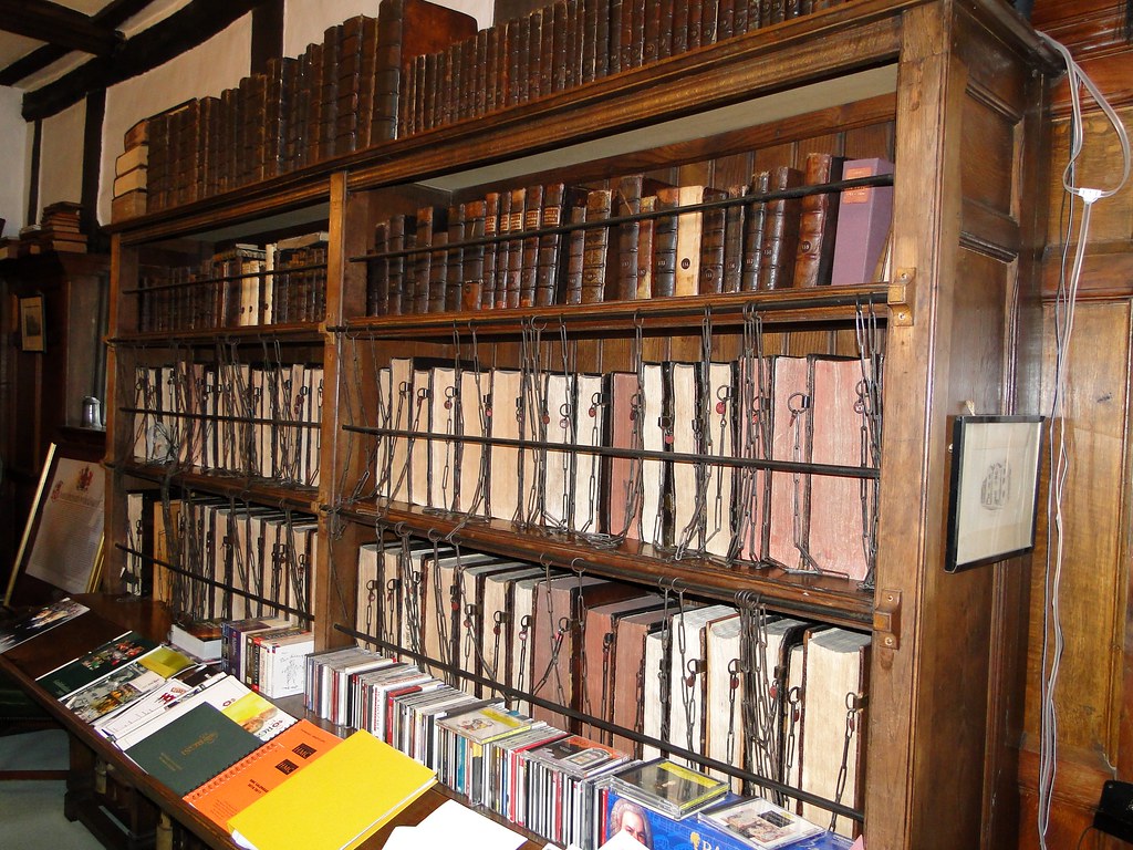 Архив есть в библиотеки. Цепная библиотека в Херефорде. Библиотека Херефордского кафедрального собора (Англия). Старая библиотека. Библиотека средневековья.