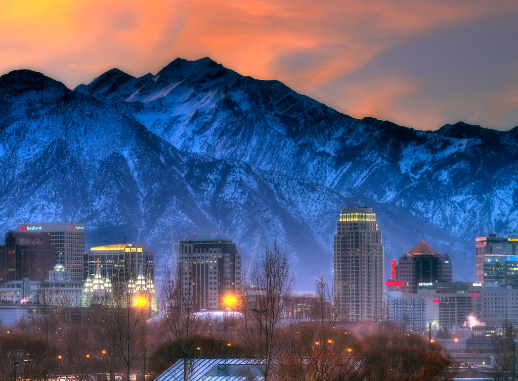 Dawn over Downtown Salt Lake City Utah, Dawn sky over the W…