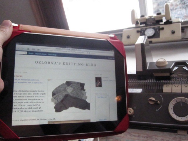 Ozlorna's Blog & iPad w Singer Knitting Machine