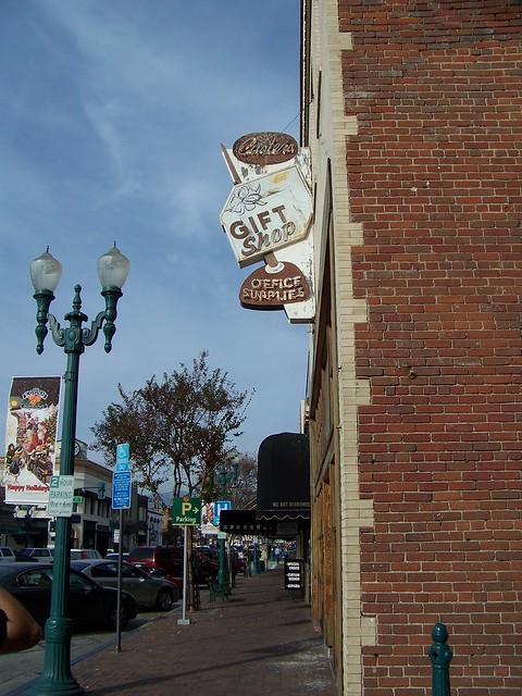 Custer's Gift Shop sign