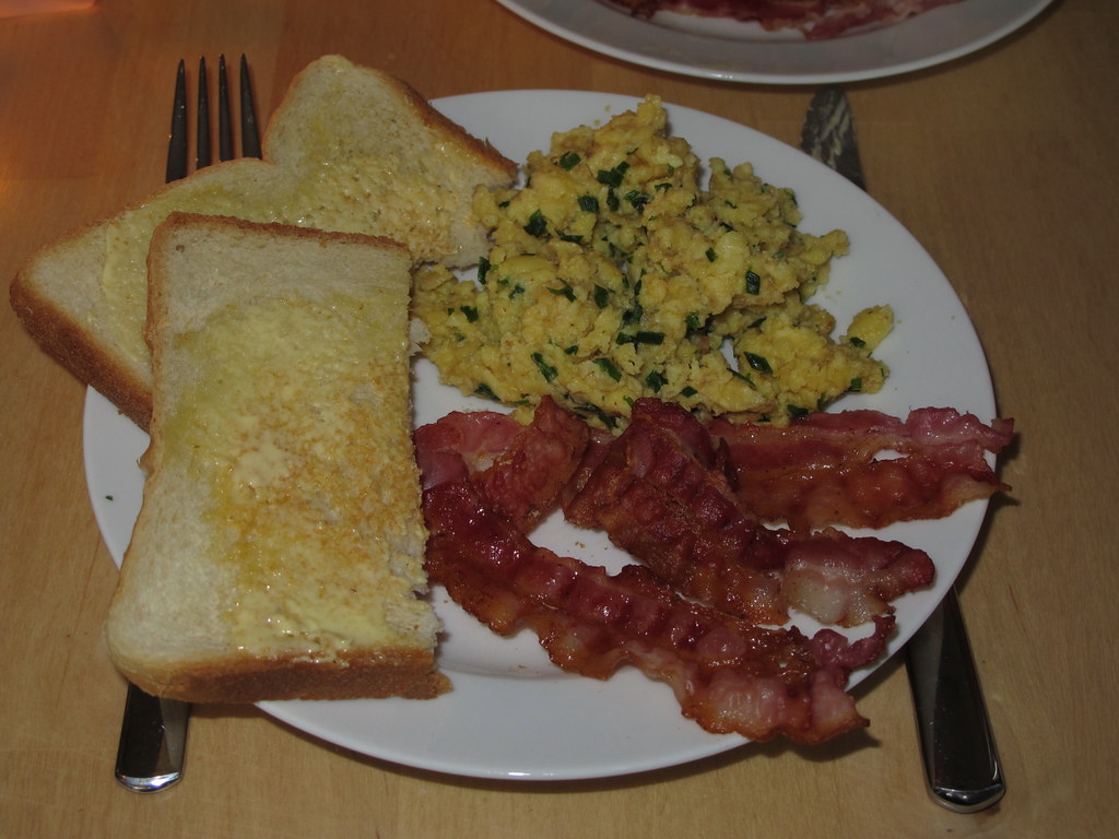 Rührei, Bacon und Toast zum Frühstück | Gourmandise | Flickr