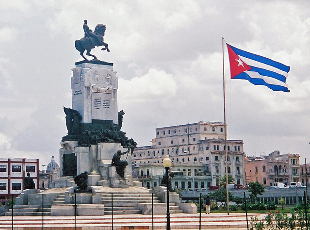 Statue near Malecón, Habana.