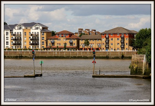 The Wandle finally merges with the Thames at Wandsworth | by L'habitant