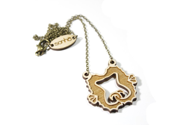 wooden seahorses kissing necklace
