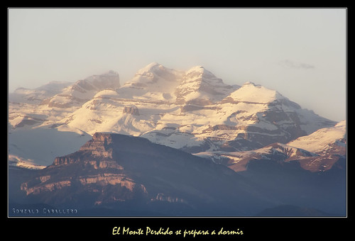 El Monte Perdido se prepara a dormir by Gonzalo Caballero, 