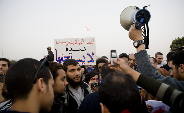 الثوار يتظاهرون أمام مقر أمن الدولة بمدينة نصر