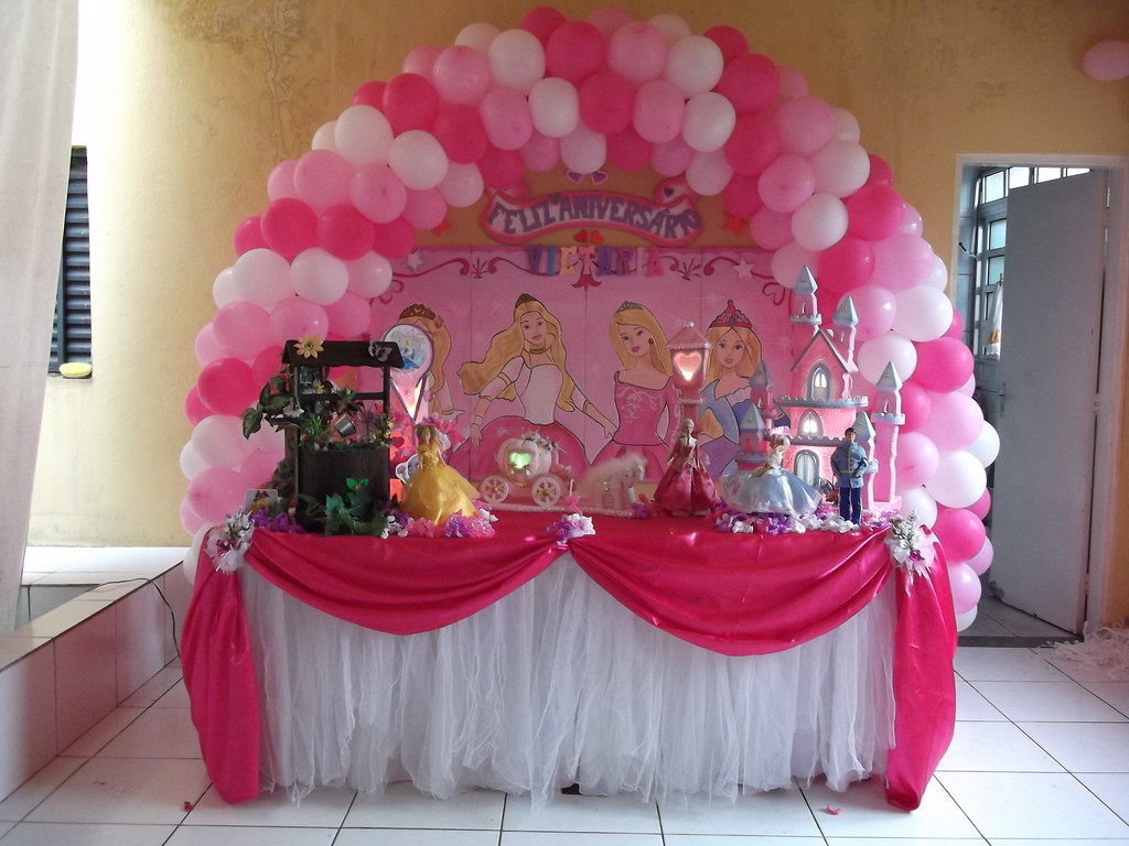 Festa Barbie (tradicional), com arco de balões e toalha de …