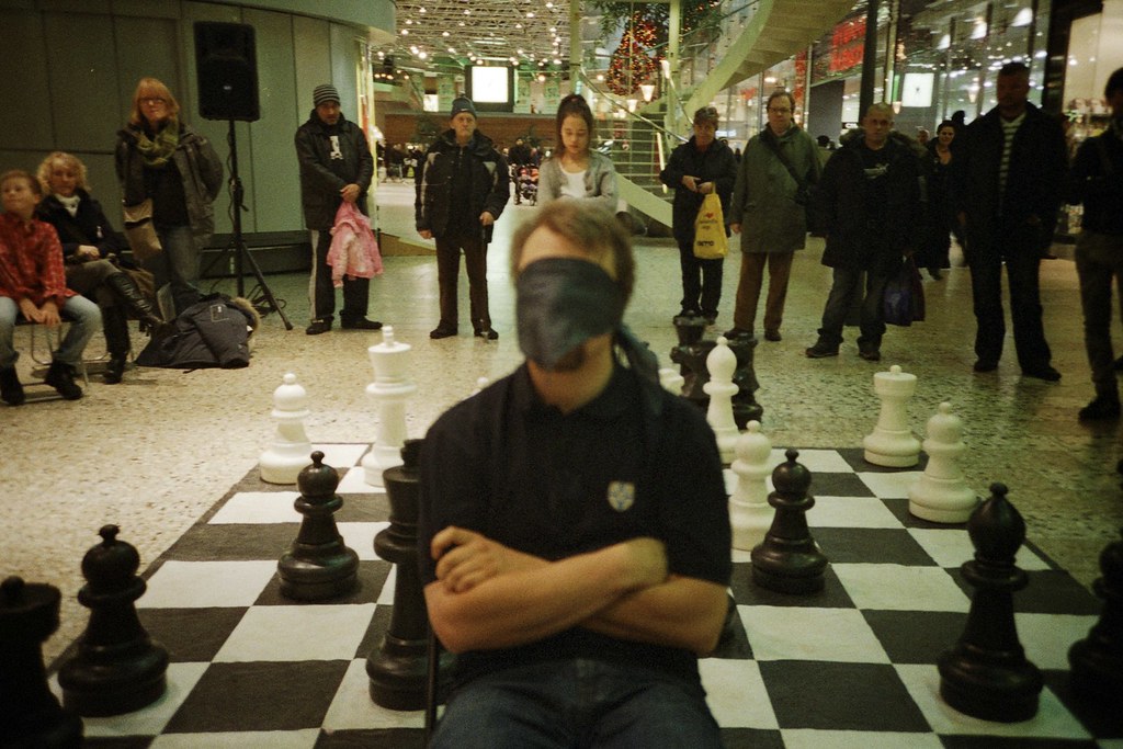 Blindfold chess game with commentary 