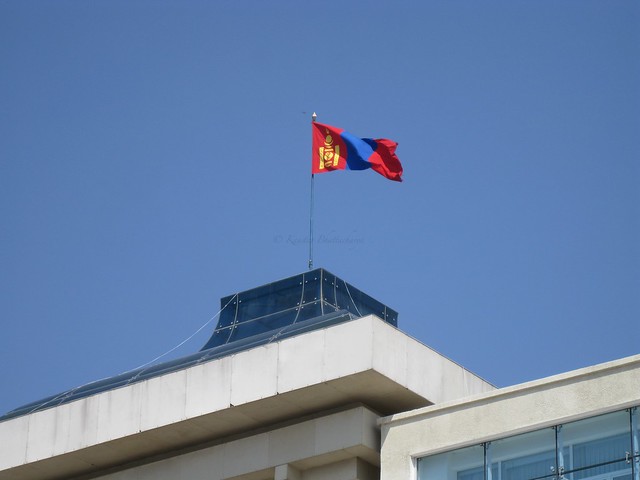 Mongolia 2011: Ulaanbaatar- Mongolian flag atop the Chengiz Khan monument