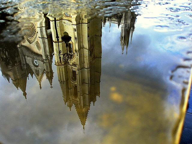 LEÓN.- Reflejo de la catedral, tras el aguacero...
