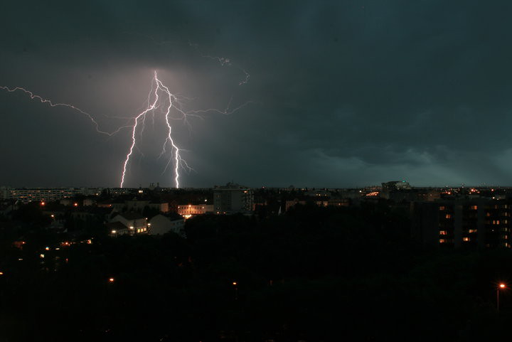 Capturing Lightning on Long Exposure, lightning vienna at night