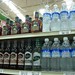Supermarkt: Wasser neben Rum