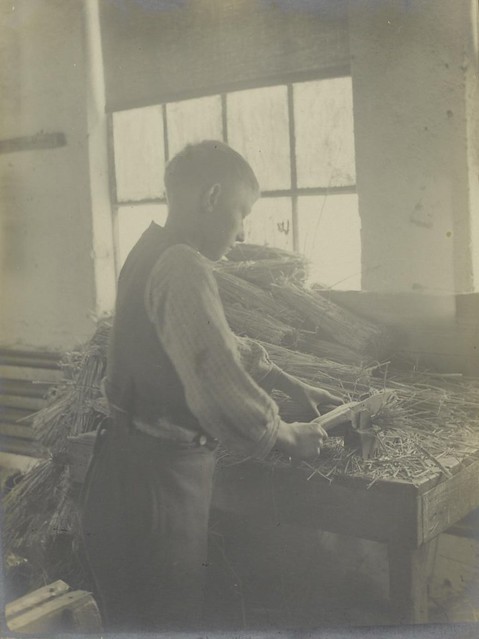 Jongen in strofabriek / Boy cutting straw at Dutch Straw Works