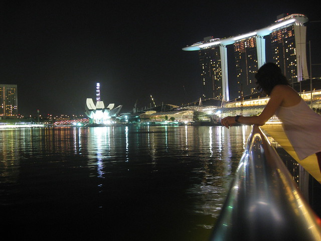 Marina boulevard por la noche