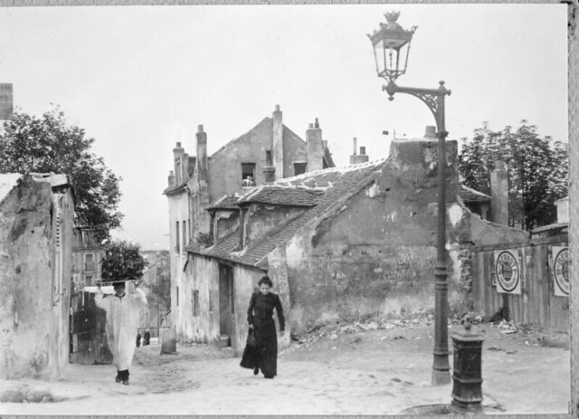 Armoedige buurt in Parijs, rond 1900 / Poor neighborhood in Paris, about 1900