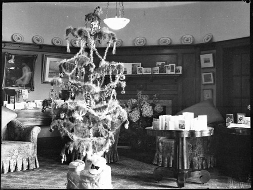 Mrs OE Friend's Christmas tree, 1939, by Sam Hood | by State Library of NSW