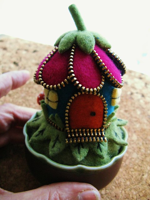 A little zipper flower house/pincushion