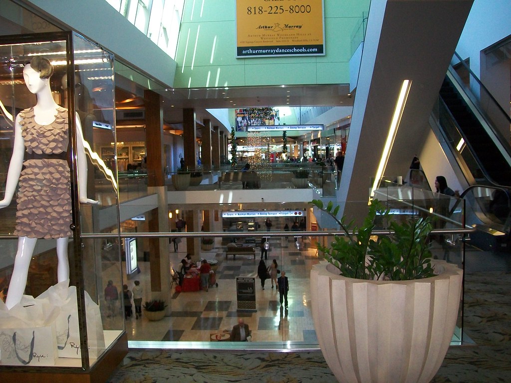 topanga mall hours