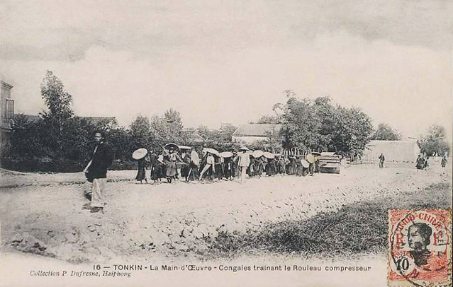 TONKIN - Congaies trainant le rouleau compresseur