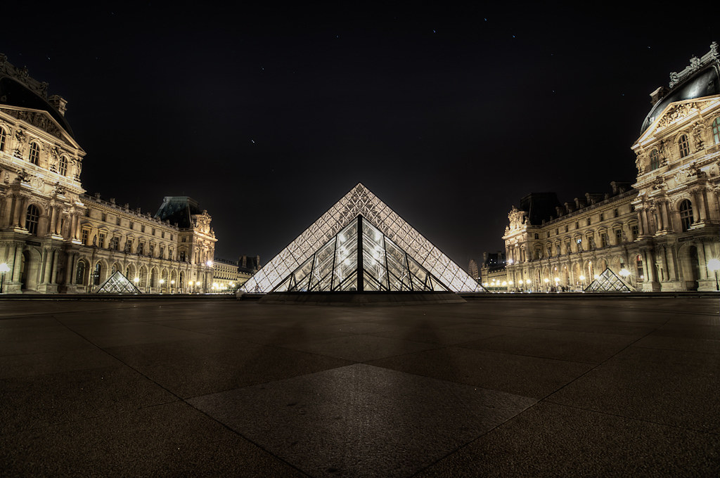 Pyramide du Louvre la Nuit