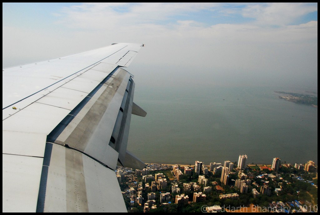 SpiceJet Boeing 737-800 (VT-SPE) final approach to Mumbai
