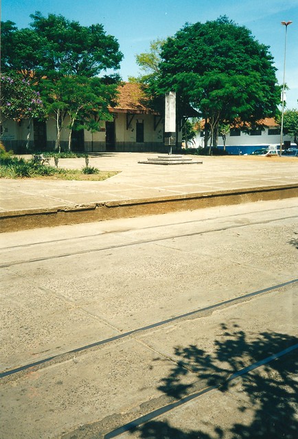 1230 Trilhos na rua frente a estação de Pedregulho SP