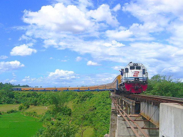 Kereta Api Langsam menikung di Jembatan Kali Cimatuk, Cilejit-ParungPanjang