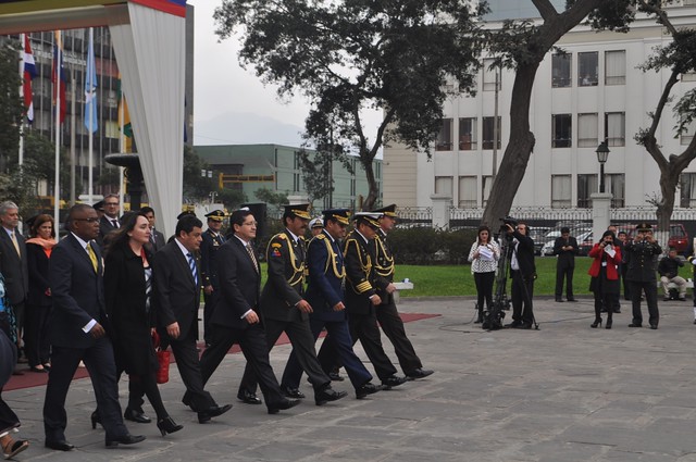 Con ocasión del 206 Aniversario del Primer Grito de Independencia del Ecuador, se colocaron ofrendas florales ante Monumento de Simón Bolívar