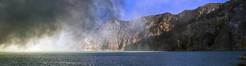 lake toxic water indonesia volcano java acid gas crater sulfur acidic complex sulfuric ijen clorhidric