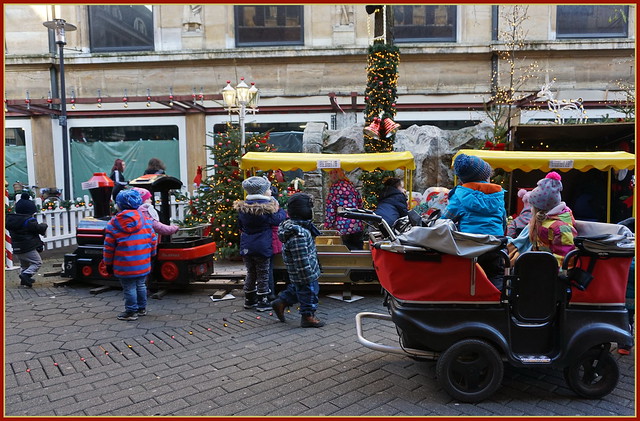 Kindergartenkinder auf dem Weihnachtsmarkt ...