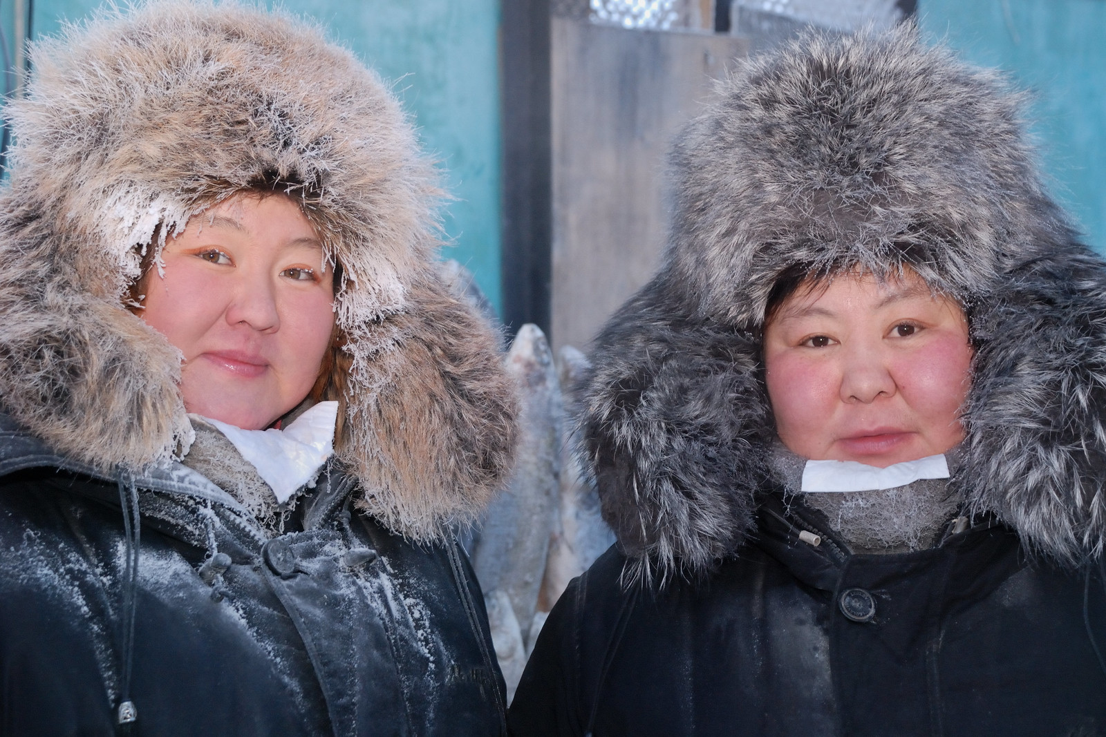 Deux soeurs  sur le marché extérieur de Iakoutsk par grand froid, Sibérie © Bernard Grua 2010