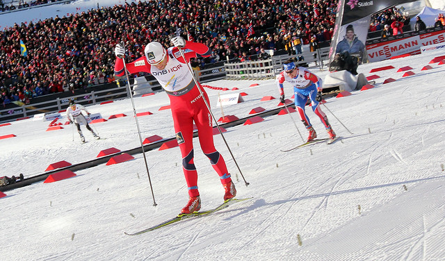 Petter Northug og Maxim Vylegzhanin på oppløpet under femmila i VM