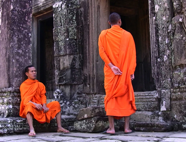 Kambodscha , Angkor , Mönche vor altem Gemäuer -104/484