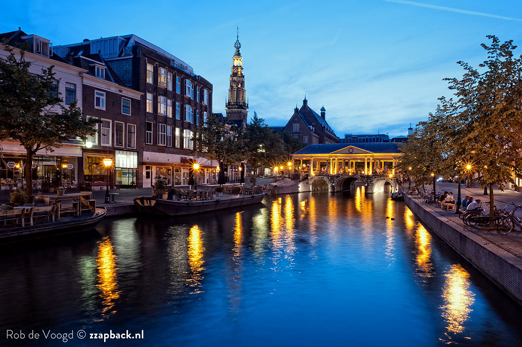 Leiden during blue hour / Botermarkt / Oude Rijn