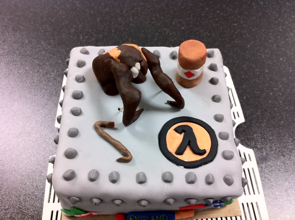 Half Life 2 cake | We made this for a HL2-playing friend's b… | Tom Howat | Flickr