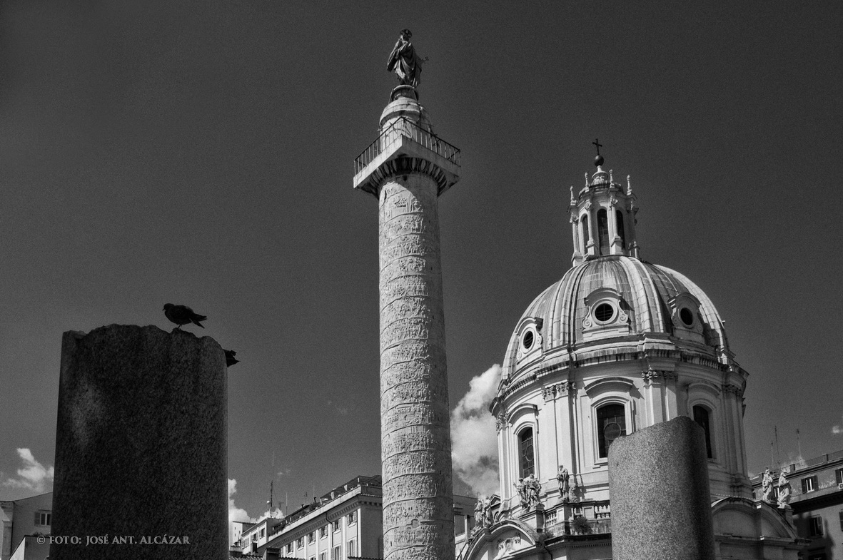 Columna de Trajano, y Iglesia Santo Nombre de María (Roma 2011)