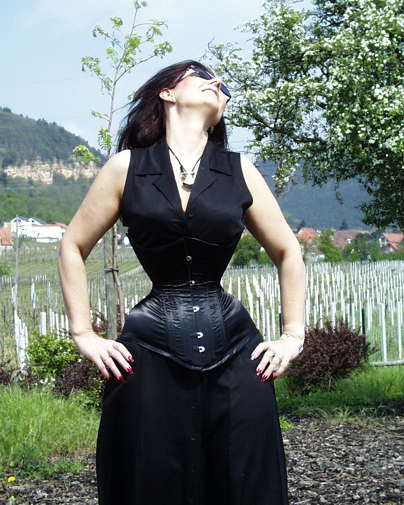 1148, Renate in a black corset, very tight laced, Pantera-fan