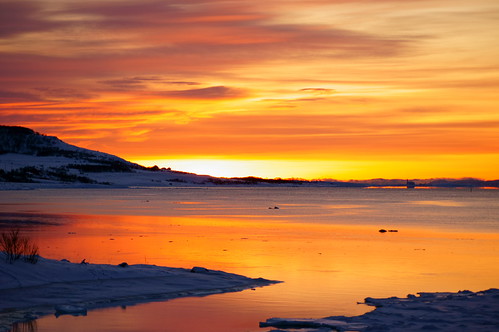 Vintersol i Varanger by frankingila, Sola er på tur over horisonten i Nesseby den 21.02.2011. kl 06:58. Man kan skimte Nesseby kirke på n